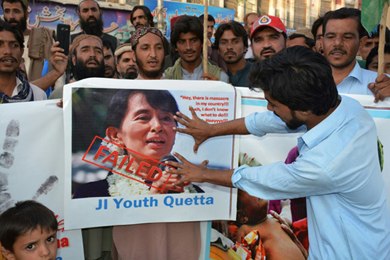Manifestations monstres dans divers pays musulmans pour soutenir les Rohingyas.