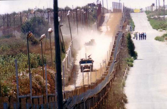 «Israël» suspend la construction d’un mur par peur des snipers libanais