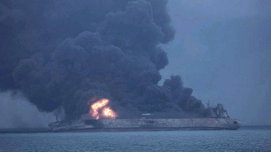 Explosion à bord du pétrolier iranien en feu en mer de Chine