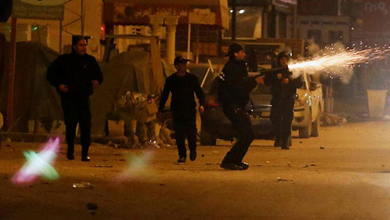 Une manifestation dégénère à Tunis, la police fait usage de gaz lacrymogènes