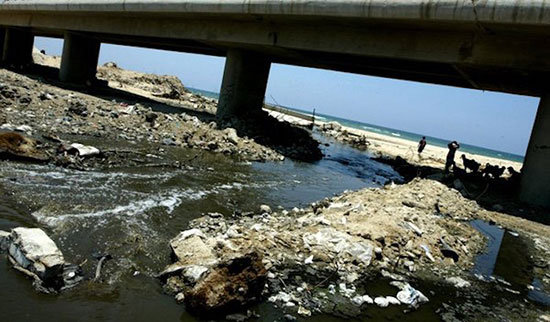 Les eaux usées de Gaza rejetées dans la mer Méditerranée, faute de carburant