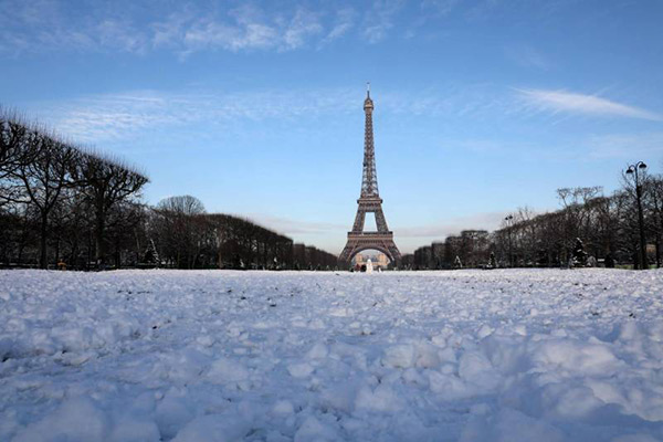 Gelée, la tour Eiffel reste fermée.