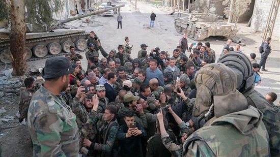 Le président Assad se rend dans la Ghouta orientale, remercie l’armée d’avoir «sauvé Damas»