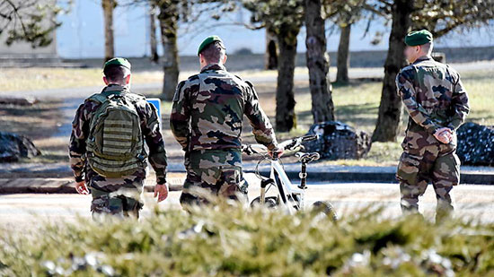 Un homme fonce avec sa voiture sur des militaires en Isère et prend la fuite