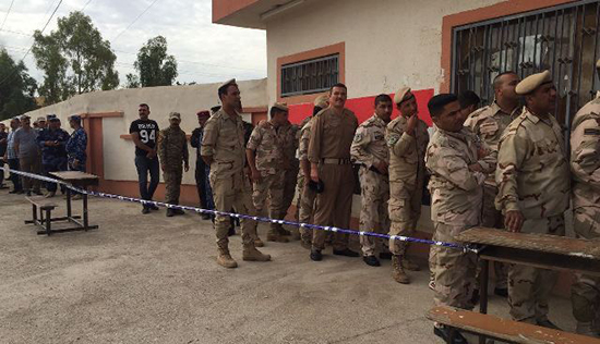  Irak: policiers et soldats votent en avance pour les législatives