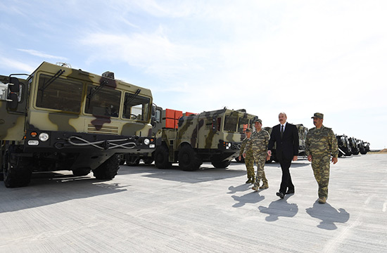 Azerbaïdjan: le président s’affiche devant un système lance-missiles israélien récemment acquis