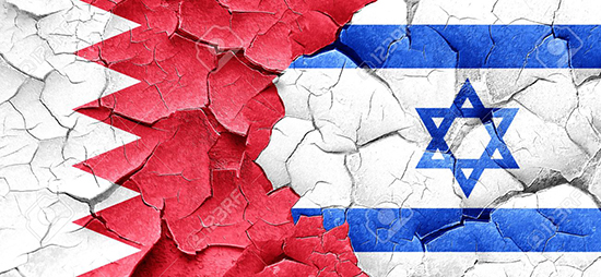 Une délégation israélienne va se rendre à Bahreïn dans quelques jours pour participer à un rassemblement de l'Organisation des Nations unies pour l'éducation, la science et la culture (Unesco) dans la capitale locale Manama.  La session du Comité du patrimoine mondial de l'UNESCO organisée par Bahreïn se tiendra à Manama du 24 juin au 4 juillet. L'annonce a été faite par Mounir Bouchenaki, conseiller de l'Autorité de Bahreïn pour la culture et les antiquités, lors d’une interview donnée au journal pro-gouvernemental Akhbar Al-Khaleej. Le roï bahreïni, «fatigué» du boycott d’«Israël» L’annonce du déplacement de la délégation israélienne est la dernière d'une série de déclarations montrant des liens de réchauffement entre «Israël» et les Etats du Golfe. Le roi bahreïni Hamad bin Isa al-Khalifa aurait déclaré qu'il était «fatigué» du boycott d'«Israël» par les Etats arabes et a appelé à l'établissement de liens diplomatiques entre les deux pays. En mai, le ministre des Affaires étrangères de Bahreïn a quant à lui surpris «Israéliens» et pays arabes après avoir posté un message de soutien à l’Etat hébreu sur Twitter.  «N'importe quel Etat, y compris Israël, a le droit de se défendre en détruisant les sources de danger», avait indiqué le cheikh Khaled ben Ahmed Al-Khalifa suite à des raids israéliens contre des cibles iraniennes présumées en Syrie. De son côté, Benjamin Netanyahou se vante régulièrement d’une coopération croissante et discrète avec les pays arabes. Si le Premier ministre israélien ne donne pas clairement de noms, il fait clairement référence à des pays du Golfe tels que l’Arabie saoudite, les Emirats arabes unis ainsi que Bahreïn. Source : sites web et rédaction 