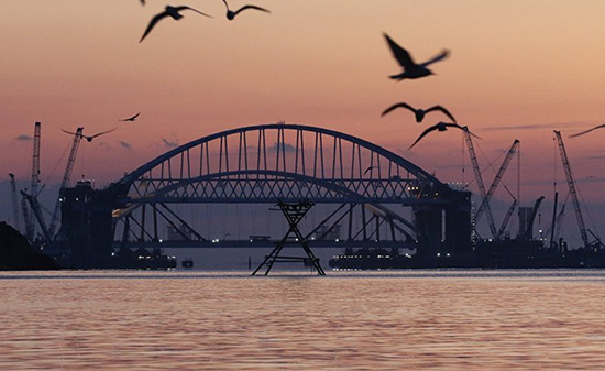 L'UE introduit des sanctions contre 6 constructeurs russes du pont de Crimée