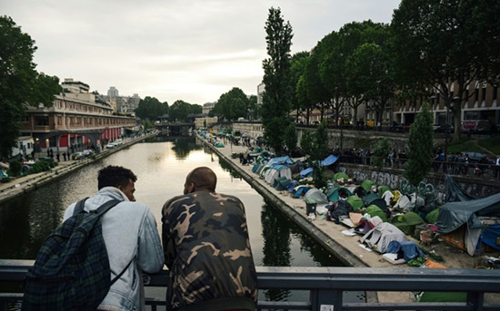 Des enfants migrants sont «livrés à leur sort» à Paris, dénonce HRW