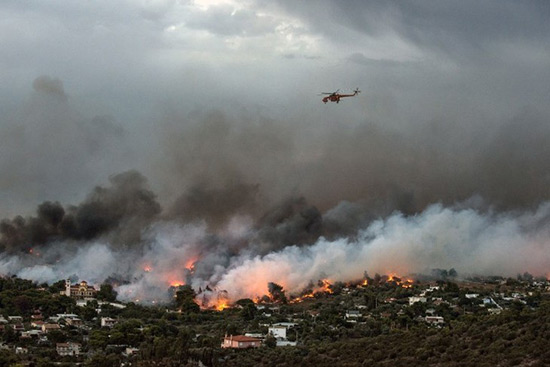 Incendies en Grèce: le bilan s'alourdit à 88 morts, trois enfants parmi les identifiés