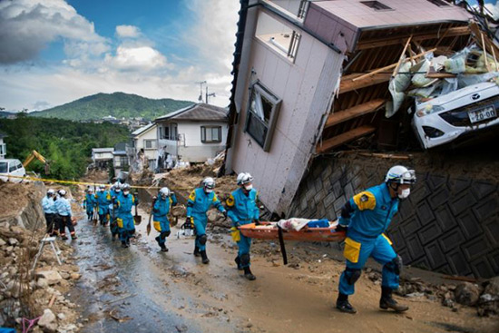 Intempéries au Japon: au moins 100 morts, Abe annule une tournée dans quatre pays