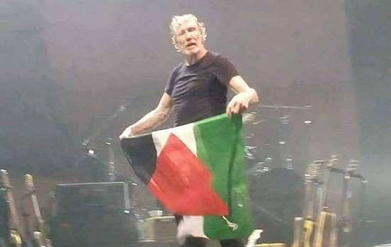 Roger Waters exhibe le drapeau de la Palestine lors d’un concert en Italie