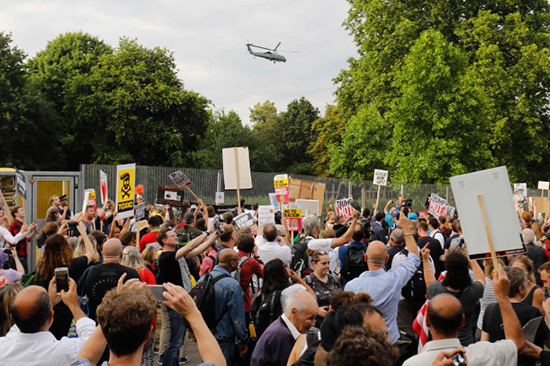 Londres: Des centaines de personnes manifestent contre la visite de Trump