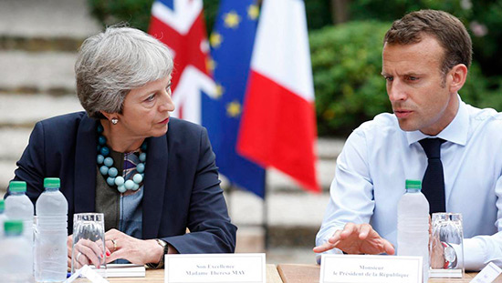 En vacances, Macron reçoit May pour évoquer le Brexit