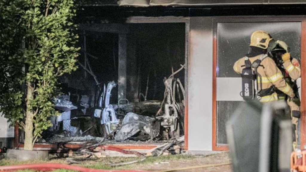 Aux Pays-Bas, une voiture-bélier chargée de bonbonnes de gaz fonce sur une mairie