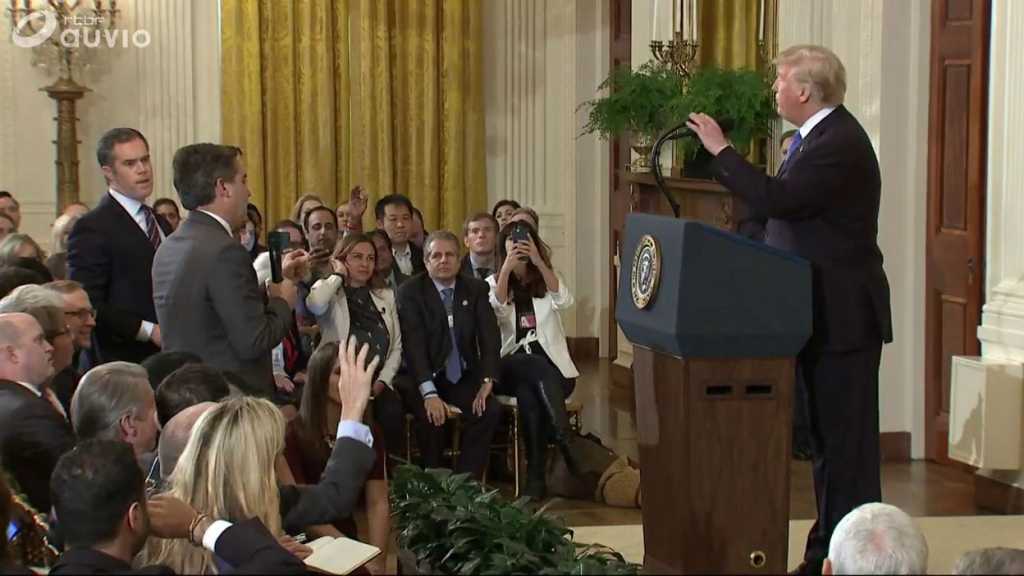 Trump s’écharpe avec un reporter de CNN, qui perd son accréditation à la Maison Blanche