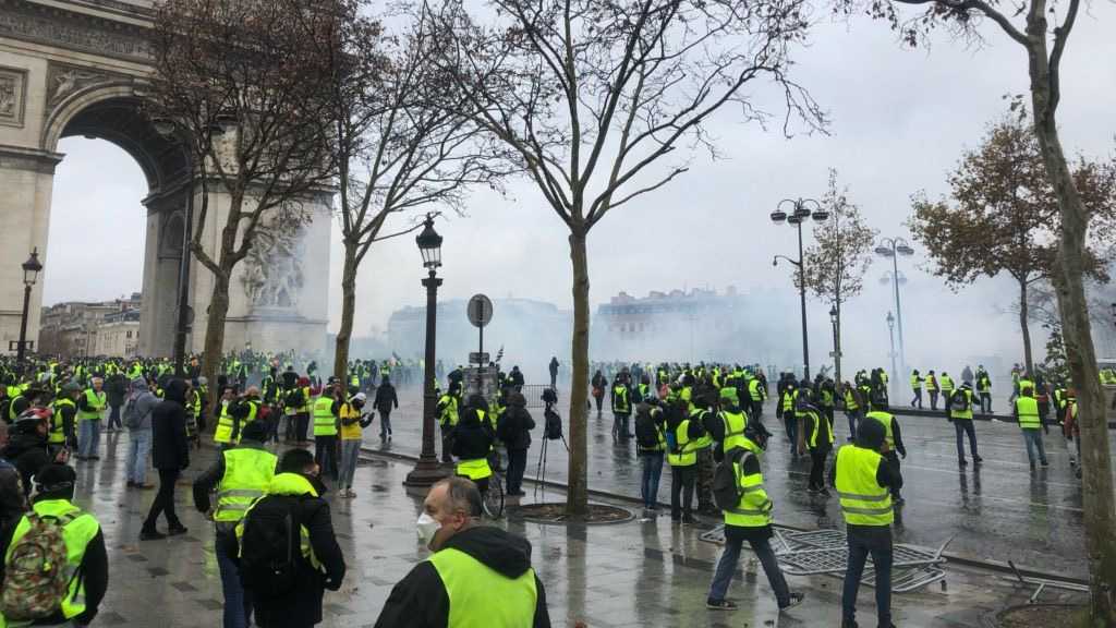 France : les premiers «gilets jaunes» sur les Champs-Elysées