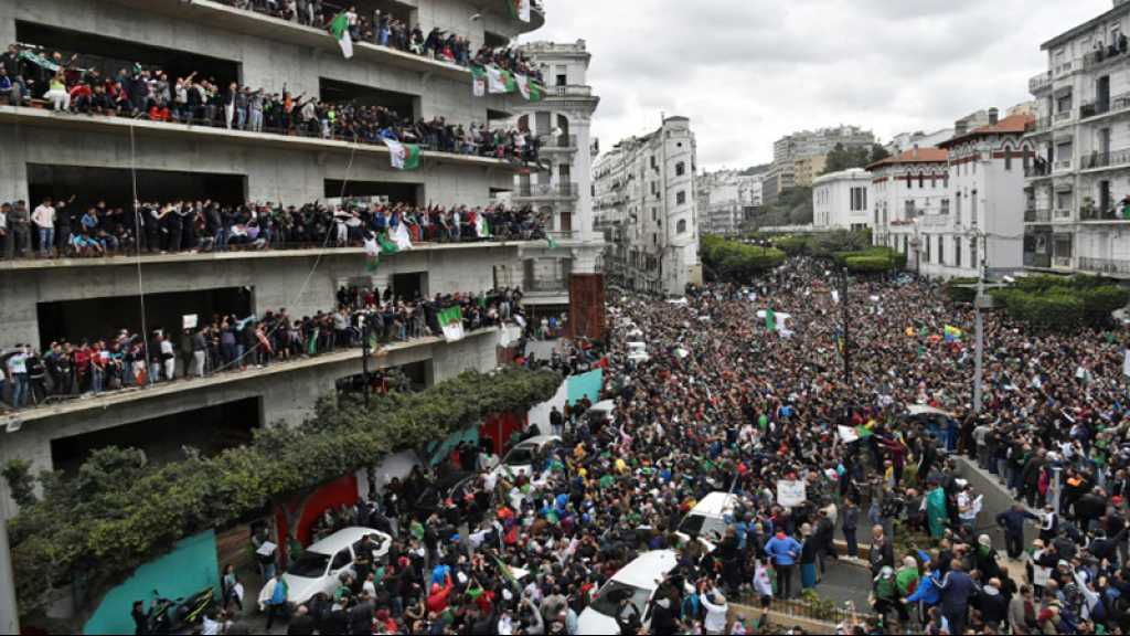Algérie: des milliers de personnes manifestent dans le centre d’Alger