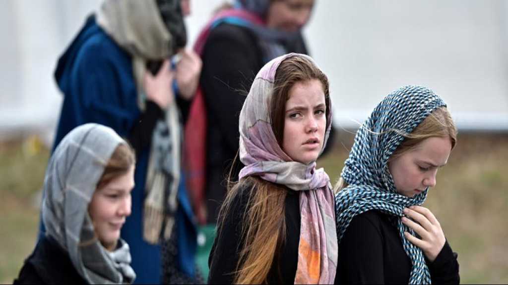 Des Néo-Zélandaises portent un foulard par solidarité avec les victimes de Christchurch