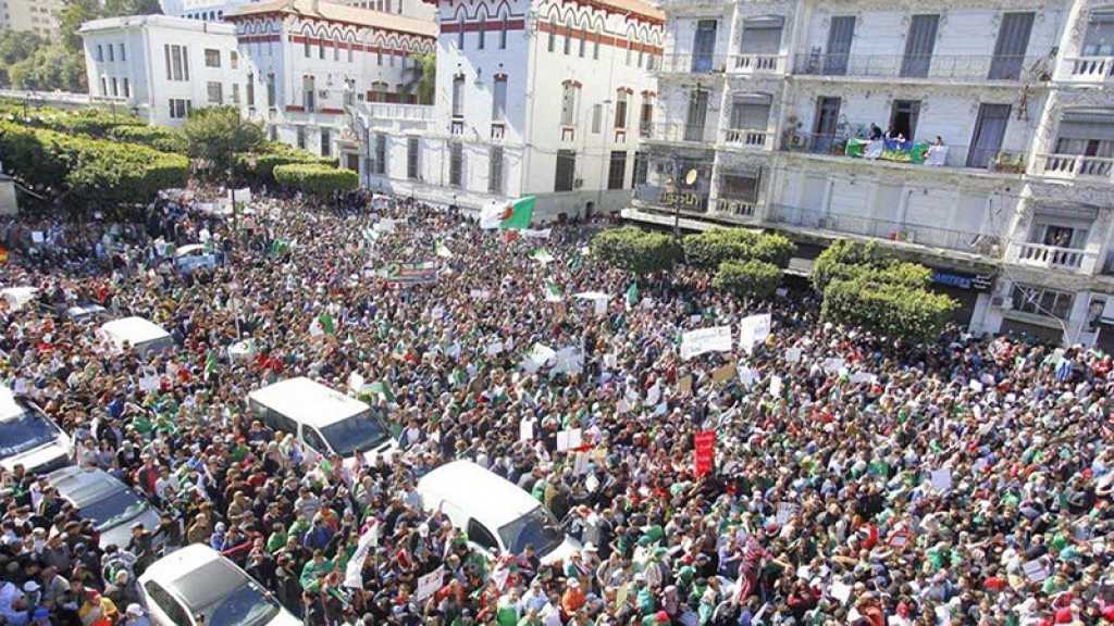 Alger : la police tente vainement d’évacuer le parvis de la Grande Poste