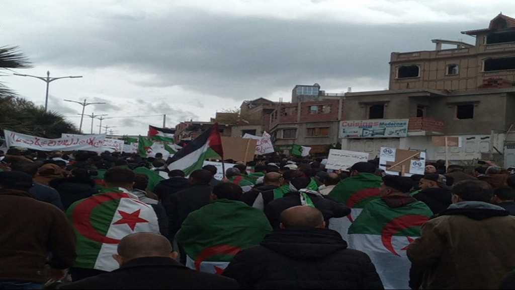 Algérie: nouvelle déferlante de manifestants dans le centre d’Alger, heurts avec la police