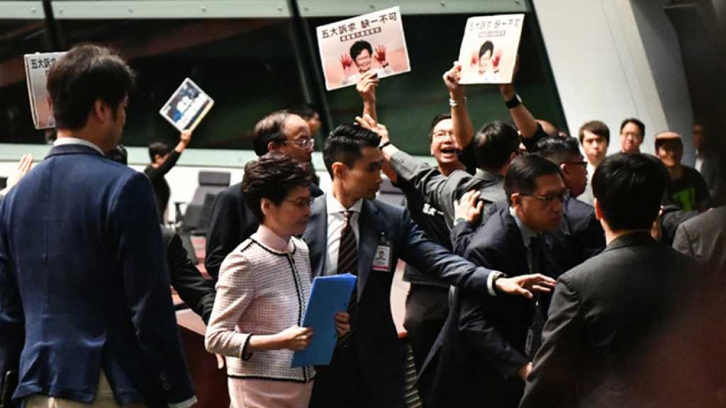 Hong Kong : Carrie Lam, interrompue par l’opposition, renonce à un discours au Parlement