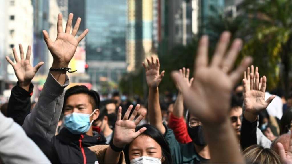 Hong Kong: nouveaux appels à manifester, la police lève le siège à l’Université