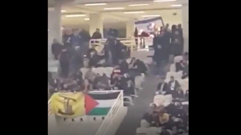 Des supporters grecs brûlent le «drapeau israélien» pendant un match de basket