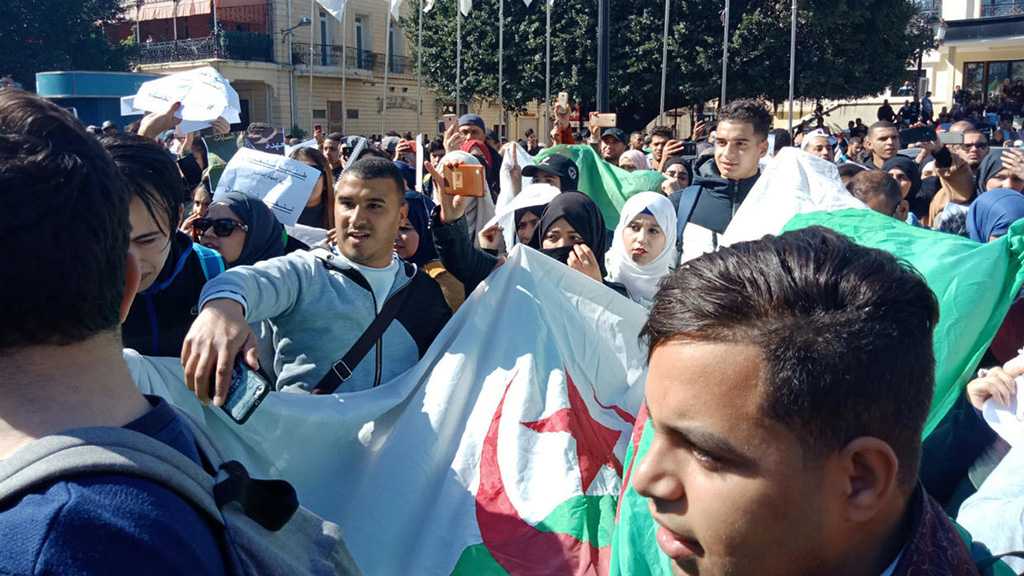 Algérie: les étudiants manifestent malgré le décès du général Gaid Salah
