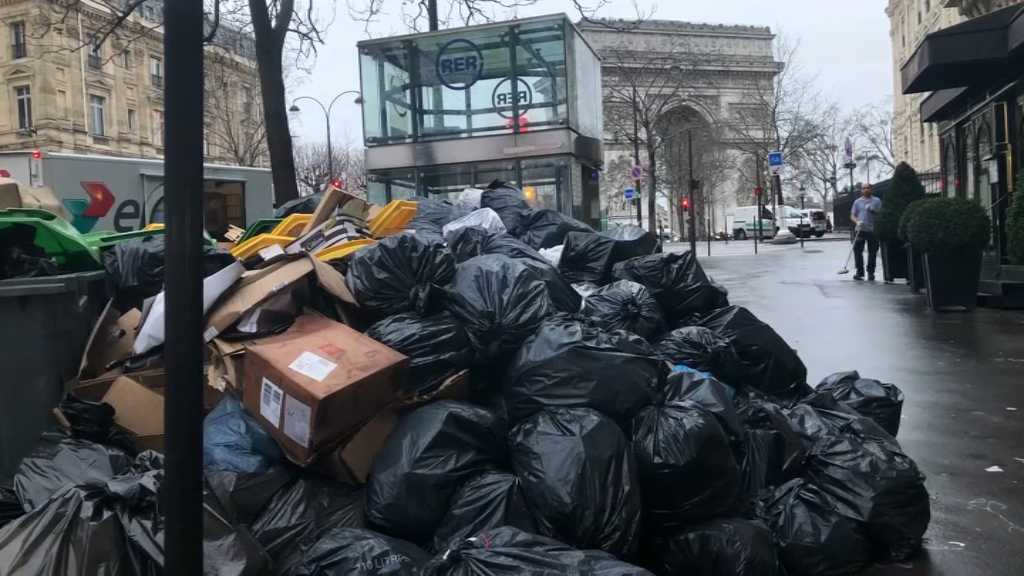 La grève fait déborder les poubelles à Paris et Marseille