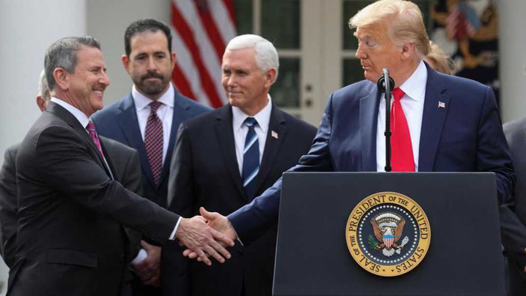 En pleine conférence de presse sur le coronavirus, Trump serre des mains