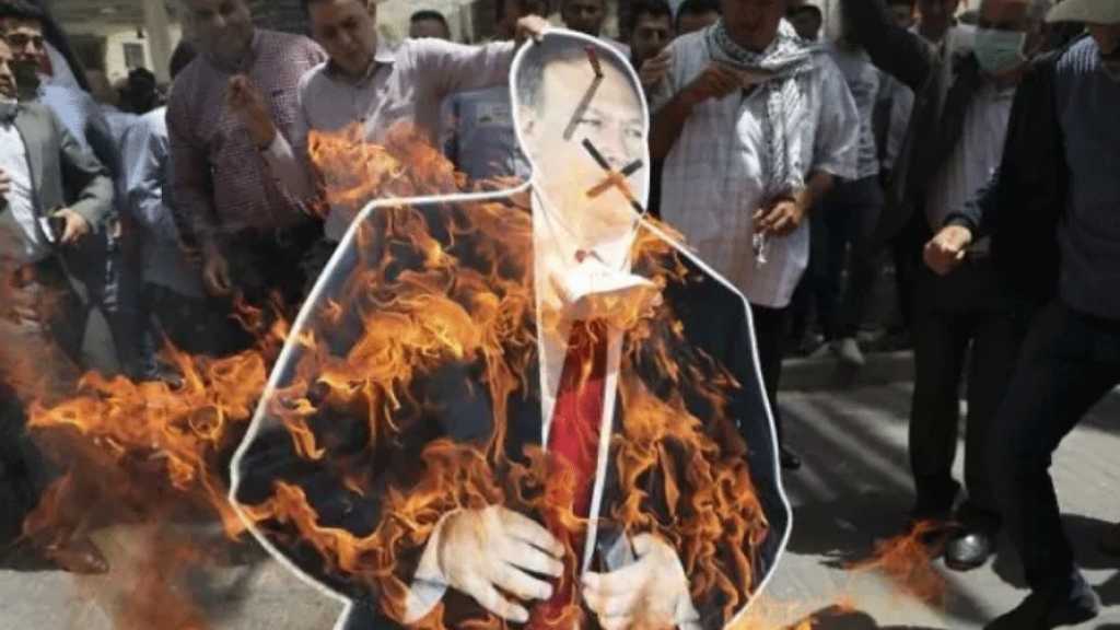 Des Palestiniens brûlent l’effigie de Mike Pompeo pour protester contre le «deal du siècle»