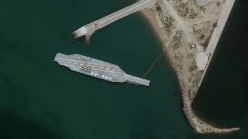L’Iran construit un faux porte-avions américain pour des exercices militaires