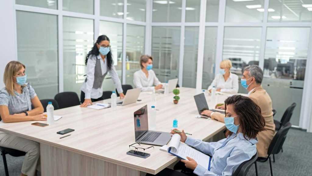 Coronavirus: le port du masque «systématisé» en entreprise y compris dans les open space