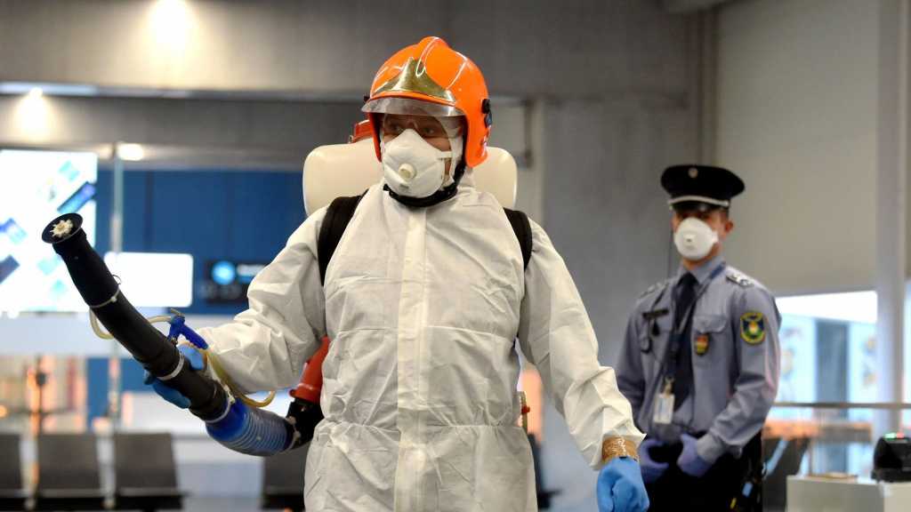 Coronavirus: plus de 832.000 morts dans le monde, frontières fermées et masque partout
