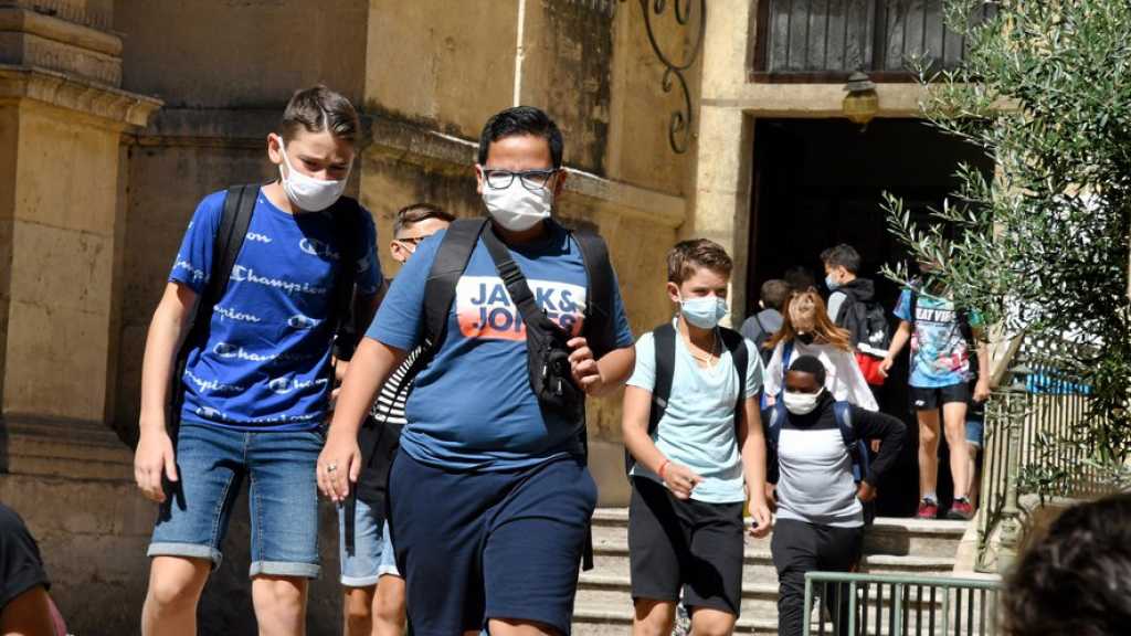 Coronavirus: dépistage massif à Hong Kong, rentrée masquée de la France à la Russie