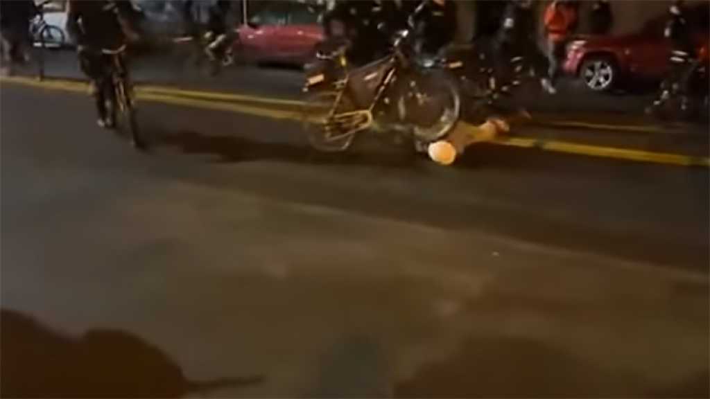 Un policier de Seattle fait rouler son vélo sur la tête d’un manifestant