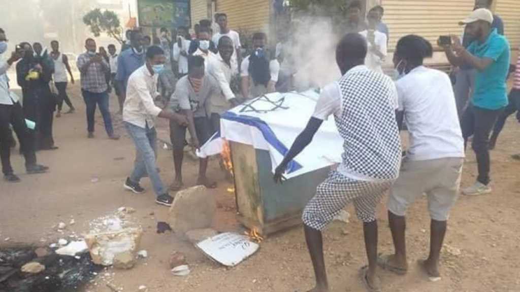 Des Soudanais brûlent le drapeau d’«Israël» pour protester contre toute normalisation des relations
