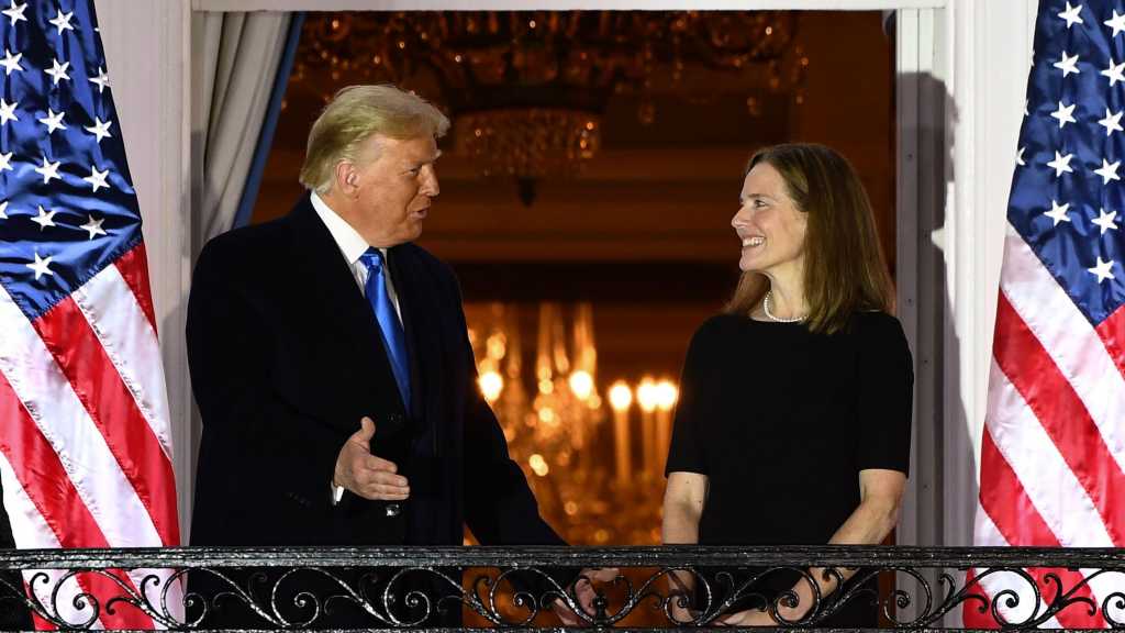 La juge Barrett confirmée à la Cour suprême, une victoire de taille pour Trump