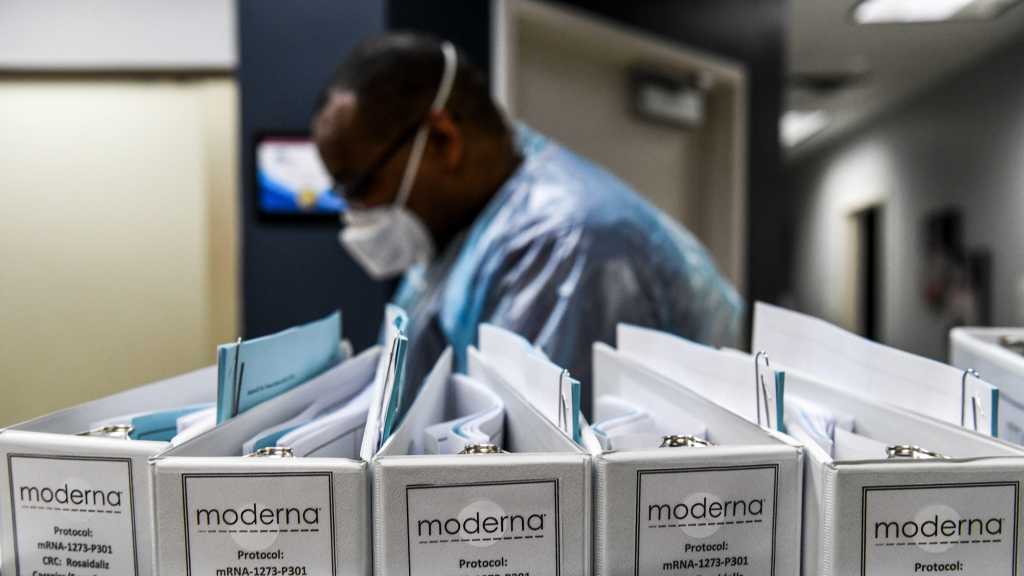 Coronavirus: les restrictions se multiplient, le vaccin de Moderna suscite l’espoir
