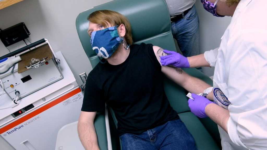 Virus: les Etats-Unis en passe d’autoriser un deuxième vaccin, hôpitaux débordés à Tokyo
