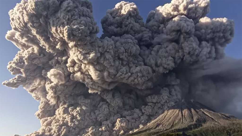 Indonésie: le volcan Sinabung crache une spectaculaire colonne de cendres