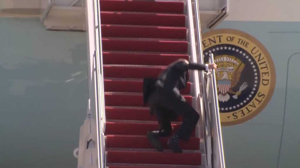 Joe Biden trébuche en montant dans Air Force One