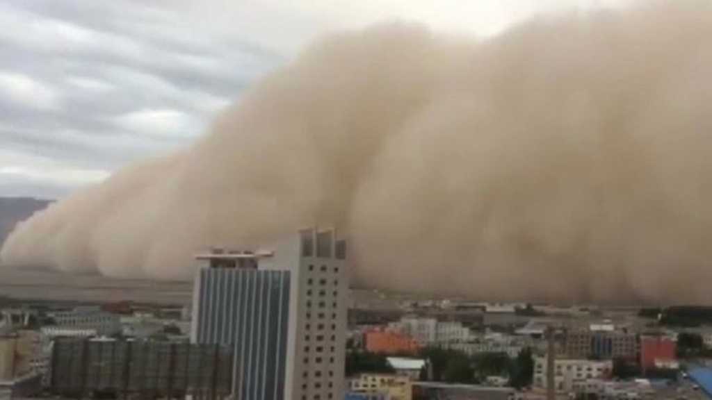 Chine: une immense tempête de sable «avale» une ville