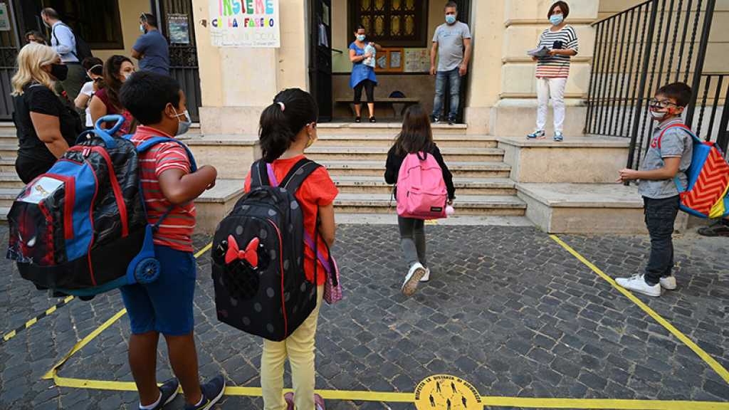 Virus: rentrée scolaire sous le signe du Covid en France, première livraison de Pfizer à Taïwan