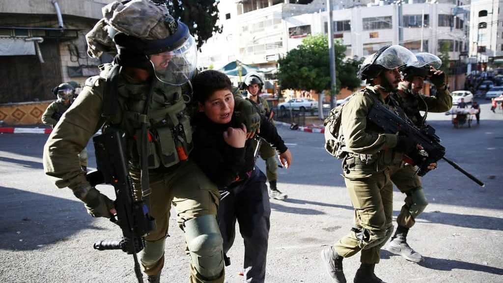 Les forces israéliennes arrêtent brutalement un garçon palestinien de 10 ans en Cisjordanie occupée