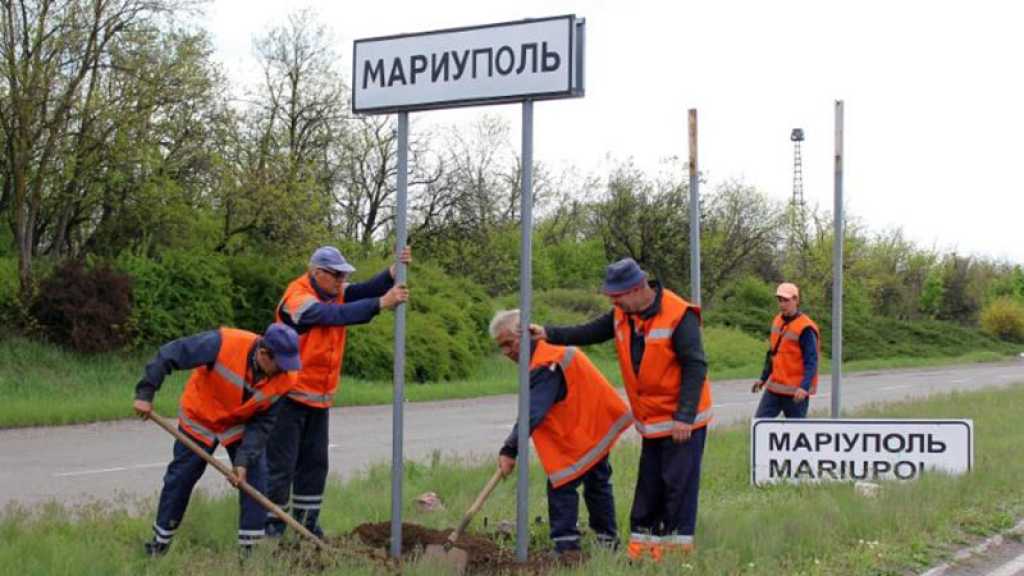 Ukraine: autour de Marioupol, les panneaux de signalisation passent au russe