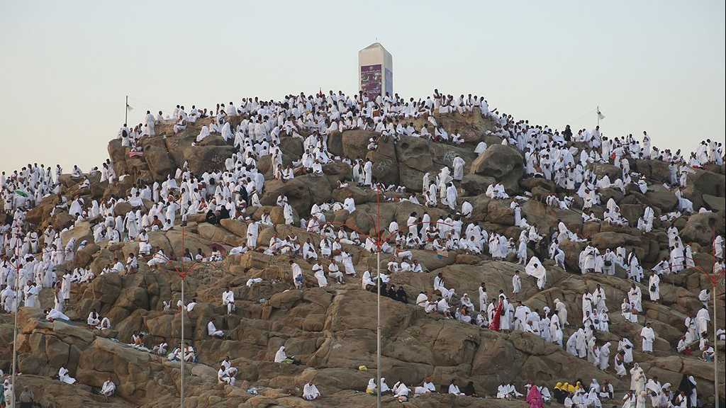 Les pèlerins prient sur le mont Arafat, point culminant du hajj