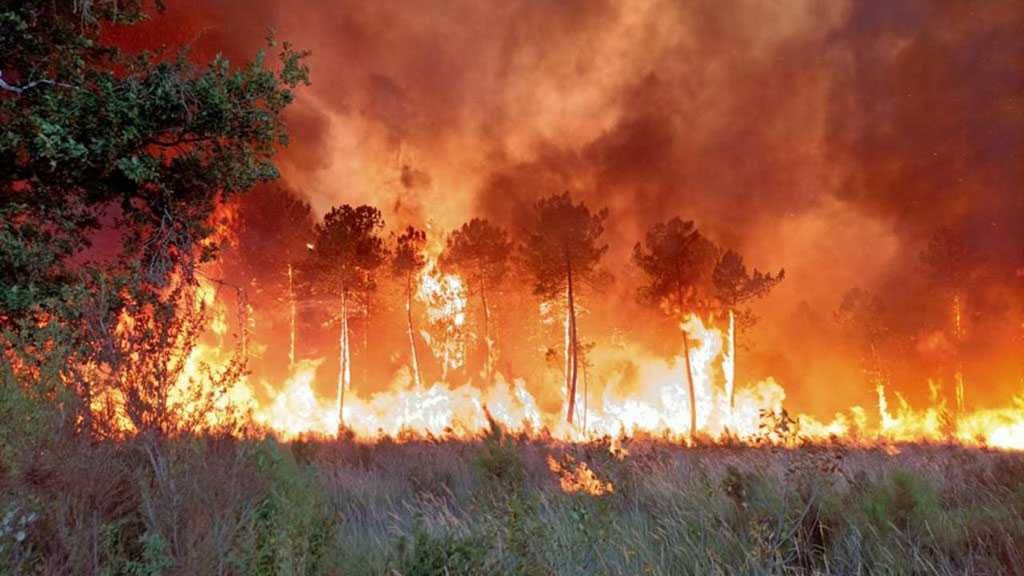 France: un grand incendie en cours, 1.300 hectares brûlés