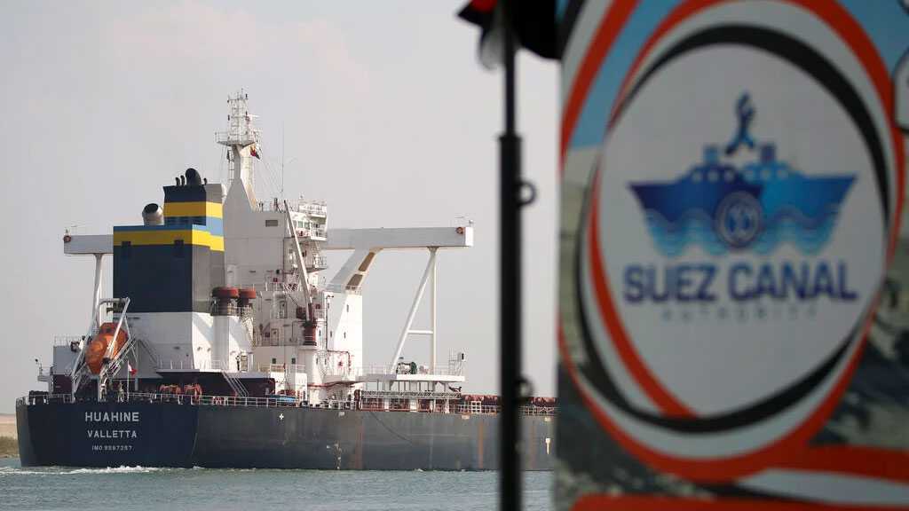 Canal de Suez: un navire échoué remis à flot, le trafic reste normal